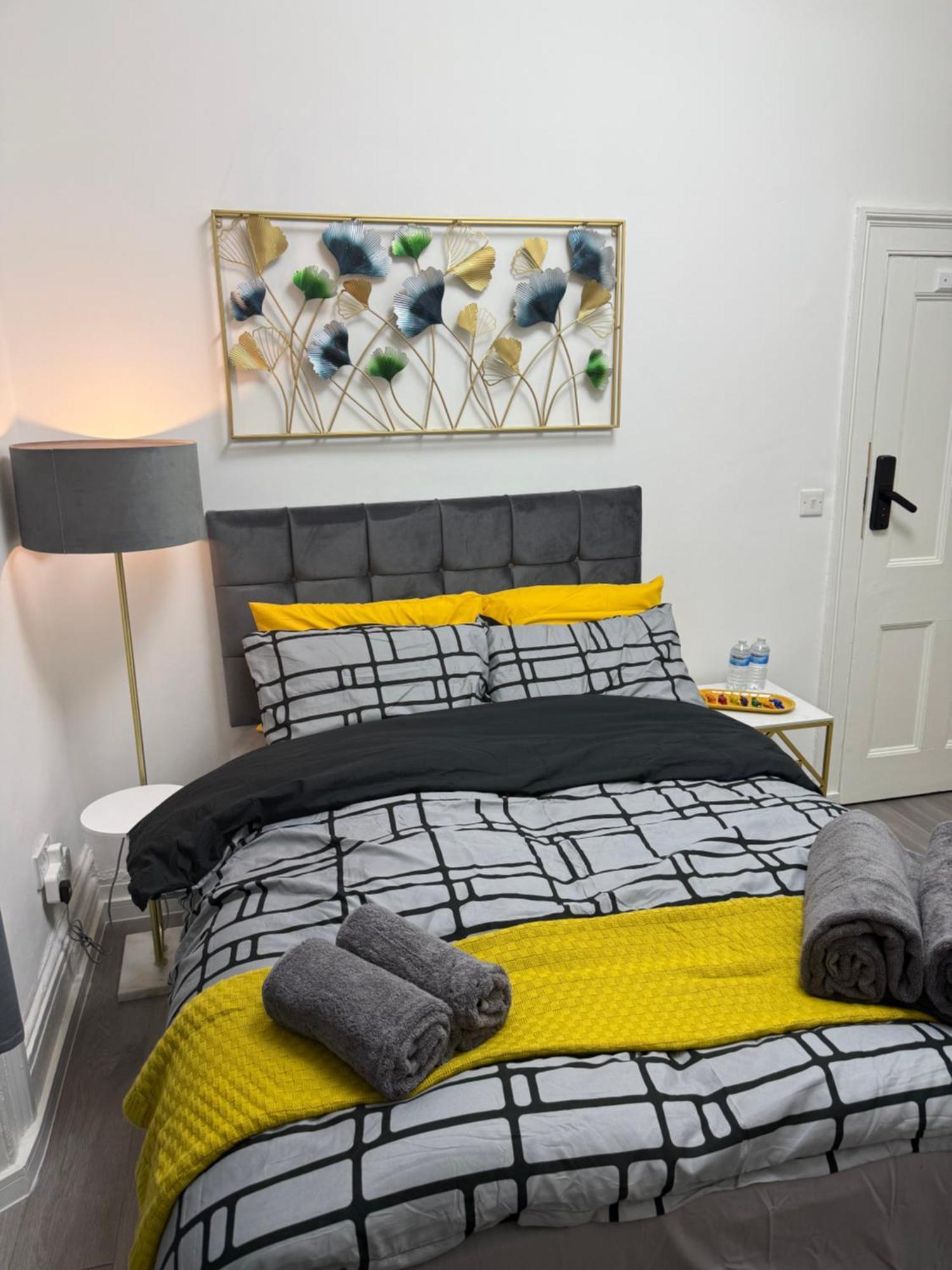 Homestay Luxury In Victoria, 7 Minutes Walk To Victoria Station, 5